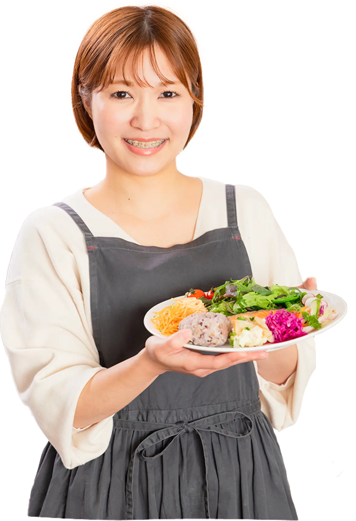 写真：料理を持つ女性