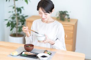画像:食べても満足できないのはなぜ?満腹感を左右する「脳とホルモン」の関係