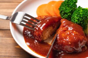 画像:ハンバーグがパサつく原因は“こね方”にあった?肉汁を逃さない、ふっくら仕上げの基本