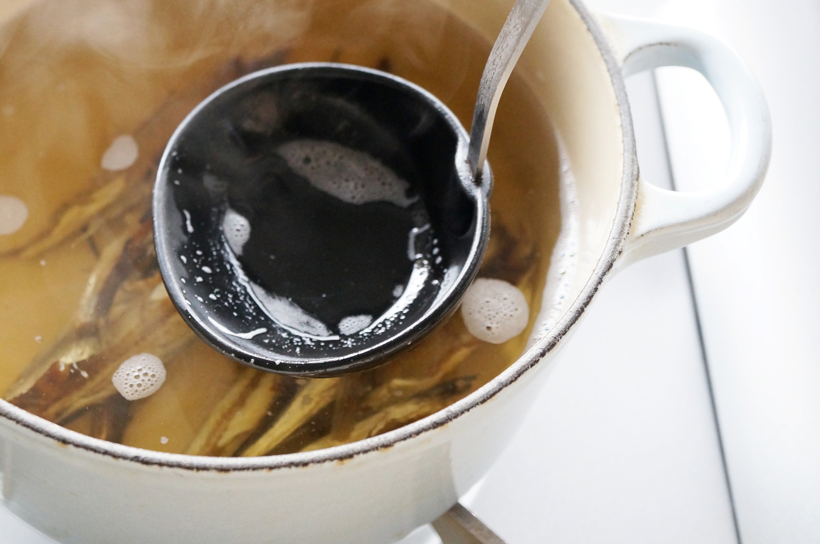 料理をおいしくするアク取りの基本と工夫