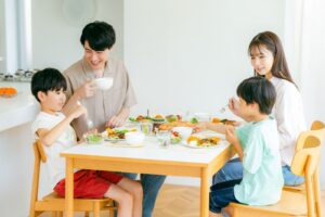 画像：成長期の子どもに必要な栄養素とは？小学生〜高校生を支える食事と間食の整え方