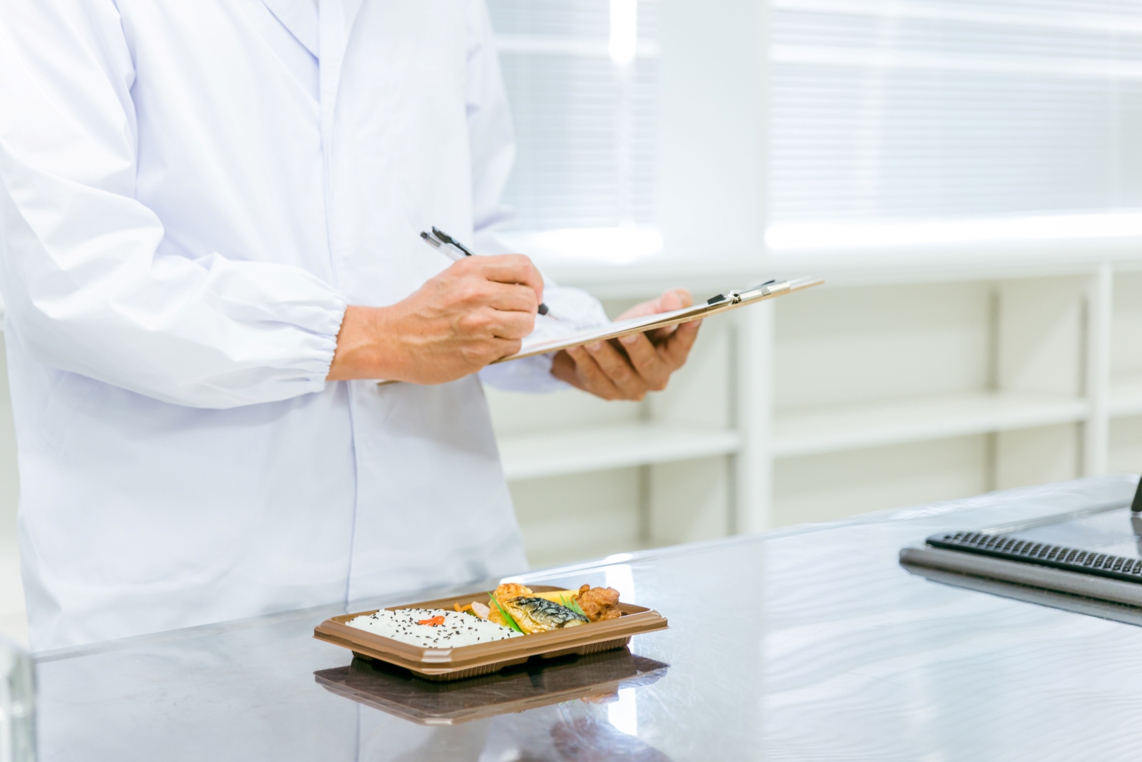 賞味期限・消費期限の正しい決め方。科学的根拠に基づく期限設定の実務ガイド